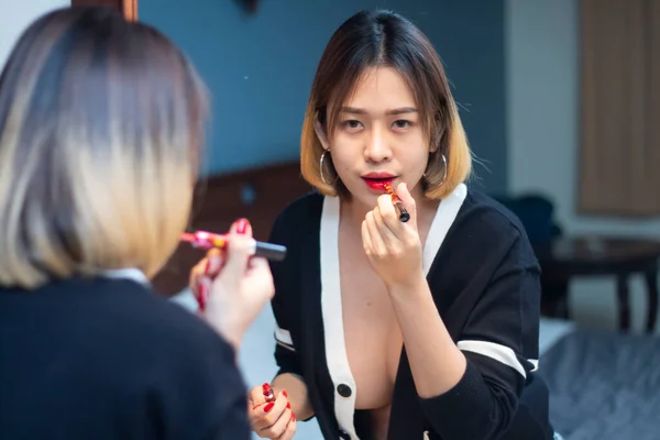 Femme Asiatique Regardant Dans Miroir Appliquant Maquillage — Photo