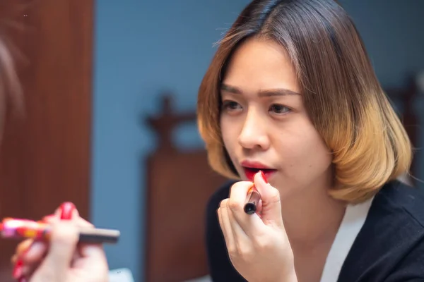 Mujer Asiática Mirando Espejo Aplicando Maquillaje — Foto de Stock