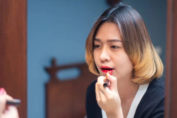 Mulher Asiática Olhando Espelho Aplicando Maquiagem — Fotografia de Stock