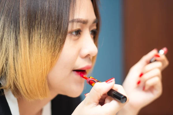 Retrato Uma Bela Mulher Asiática Tinge Seus Lábios Batom Vermelho — Fotografia de Stock