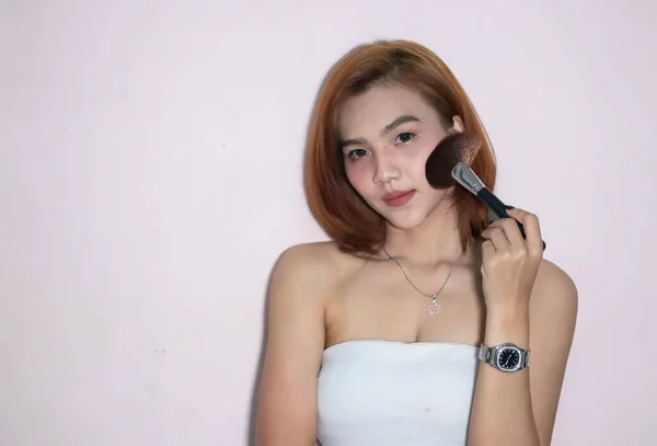Ganska Asiatisk Kvinna Med Kosmetisk Borste — Stockfoto