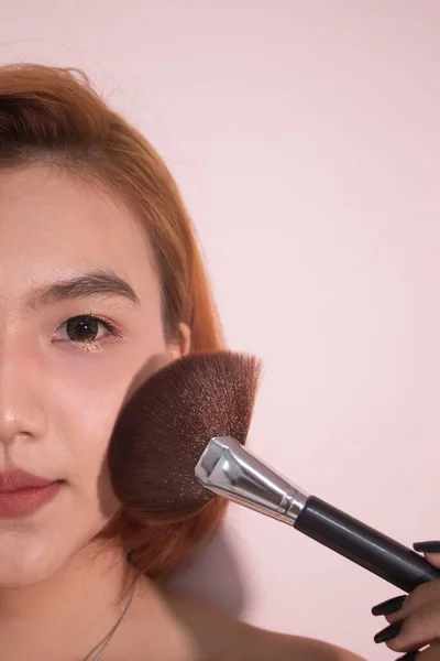 Lukk Opp Ganske Asiatisk Kvinne Med Kosmetisk Børste Studio – stockfoto