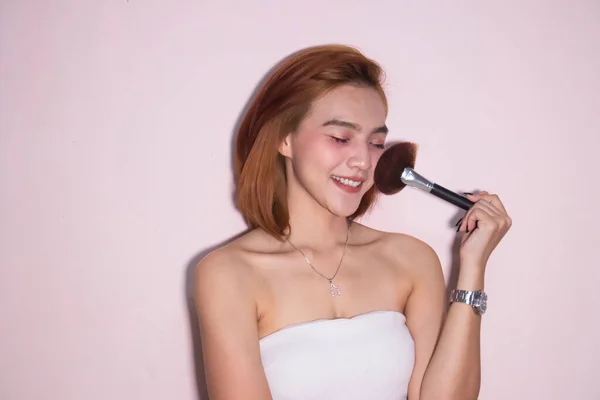 Wanita Asia Cantik Dengan Sikat Kosmetik Studio Stok Foto