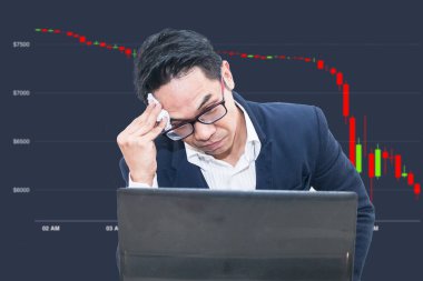 İş adamı ciddi BitCoin grafiği. Bitcoin değeri düşüyor (BTC) fiyat düşüşü kavramı 