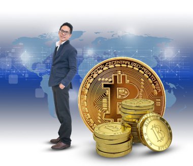Asyalı iş adamı Bitcoin ile ayakta duruyor. Kripto para ticareti kavramı