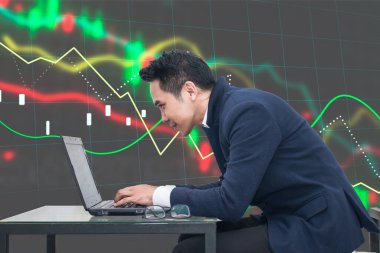 İşadamı borsa simsarı bilgisayar ekranına bakıyor, yatırımcı yöneticisi çevrimiçi yatırım değeri kripto döviz piyasası grafiği ticaretini analiz ediyor