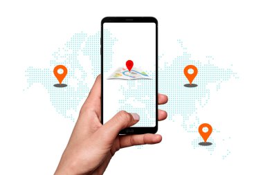 Yönlendirmek için akıllı telefonda harita uygulaması kullanan kadın