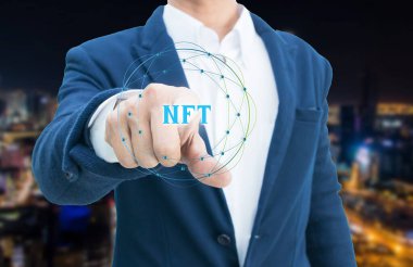 Sanal dijital ekranda finanse edilemeyen hologram, ağ ile birlikte. Kriptoart ve teknoloji kavramı