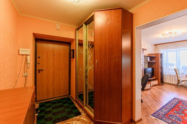 Rusya, Moskova - Mayıs 03, 2020: İç mekan dairesi modern, parlak, rahat atmosfer. Genel temizlik, ev dekorasyonu, satılık ev hazırlığı.