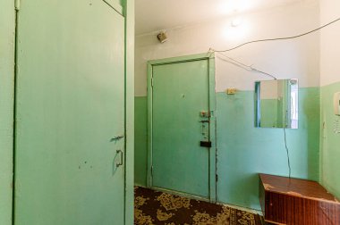 Rusya, Moskova - Mayıs 03, 2020: İç mekan dairesi modern, parlak, rahat atmosfer. Eski püskü, pasaklı, modern olmayan mobilyalar. Kozmetik onarım gerekiyor