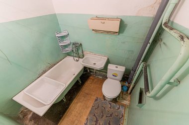 Rusya, Moskova - Mayıs 03, 2020: İç mekan dairesi modern, parlak, rahat atmosfer. Eski püskü, pasaklı, modern olmayan mobilyalar. Kozmetik onarım gerekiyor