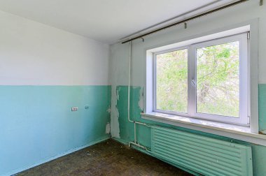 Rusya, Moskova - Mayıs 03, 2020: İç mekan dairesi modern, parlak, rahat atmosfer. Eski püskü, pasaklı, modern olmayan mobilyalar. Kozmetik onarım gerekiyor