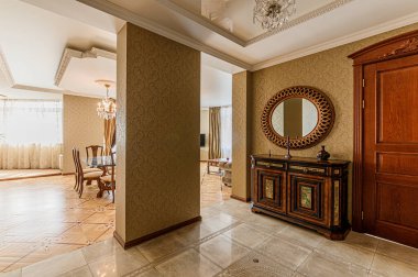 Rusya, Moskova - Mayıs 03, 2020: İç mekan dairesi modern, parlak, rahat atmosfer. Genel temizlik, ev dekorasyonu, satılık ev hazırlığı. modern lüks tasarım