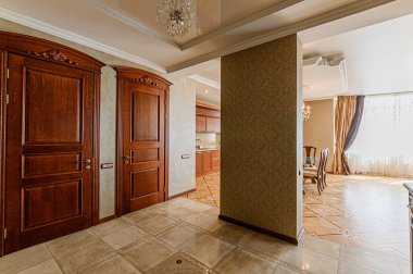 Rusya, Moskova - Mayıs 03, 2020: İç mekan dairesi modern, parlak, rahat atmosfer. Genel temizlik, ev dekorasyonu, satılık ev hazırlığı. modern lüks tasarım