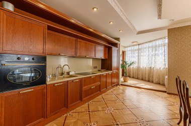 Rusya, Moskova - Mayıs 03, 2020: İç mekan dairesi modern, parlak, rahat atmosfer. Genel temizlik, ev dekorasyonu, satılık ev hazırlığı. modern lüks tasarım