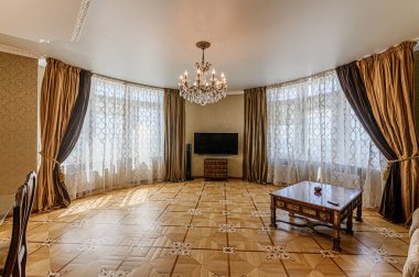 Rusya, Moskova - Mayıs 03, 2020: İç mekan dairesi modern, parlak, rahat atmosfer. Genel temizlik, ev dekorasyonu, satılık ev hazırlığı. modern lüks tasarım