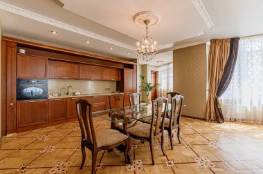 Rusya, Moskova - Mayıs 03, 2020: İç mekan dairesi modern, parlak, rahat atmosfer. Genel temizlik, ev dekorasyonu, satılık ev hazırlığı. modern lüks tasarım