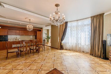 Rusya, Moskova - Mayıs 03, 2020: İç mekan dairesi modern, parlak, rahat atmosfer. Genel temizlik, ev dekorasyonu, satılık ev hazırlığı. modern lüks tasarım