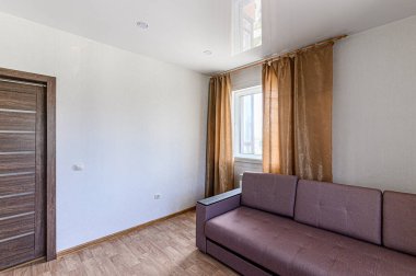 Rusya, Moskova - Mayıs 03, 2020: İç mekan dairesi modern, parlak, rahat atmosfer. Genel temizlik, ev dekorasyonu, satılık ev hazırlığı.