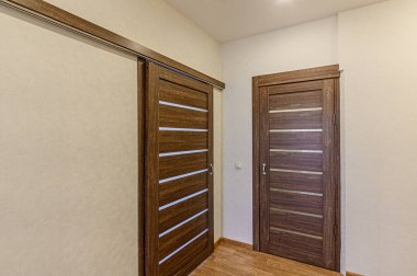 Rusya, Moskova - Mayıs 03, 2020: İç mekan dairesi modern, parlak, rahat atmosfer. Genel temizlik, ev dekorasyonu, satılık ev hazırlığı.