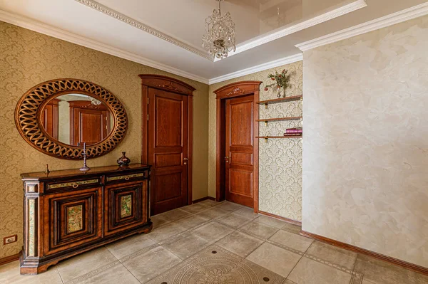 ロシア モスクワ 2020年5月3日 インテリアルームアパート現代明るい居心地の良い雰囲気 掃除や家の装飾家の販売の準備 現代の高級デザイン — ストック写真