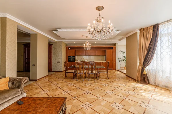 ロシア モスクワ 2020年5月3日 インテリアルームアパート現代明るい居心地の良い雰囲気 掃除や家の装飾家の販売の準備 現代の高級デザイン — ストック写真
