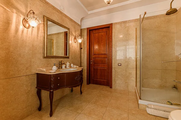 ロシア モスクワ 2020年5月3日 インテリアルームアパート現代明るい居心地の良い雰囲気 掃除や家の装飾家の販売の準備 バスルーム シンク 装飾要素 トイレ — ストック写真