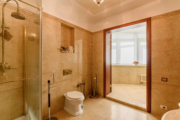 ロシア モスクワ 2020年5月3日 インテリアルームアパート現代明るい居心地の良い雰囲気 掃除や家の装飾家の販売の準備 バスルーム シンク 装飾要素 トイレ — ストック写真