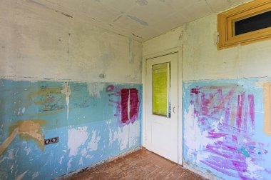 Rusya, Moskova... 3 Mayıs 2020: iç oda dairesi eski püskü döküntü, modern olmayan mobilyalar. Kozmetik onarım gerekiyor