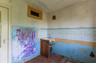 Rusya, Moskova... 3 Mayıs 2020: iç oda dairesi eski püskü döküntü, modern olmayan mobilyalar. Kozmetik onarım gerekiyor