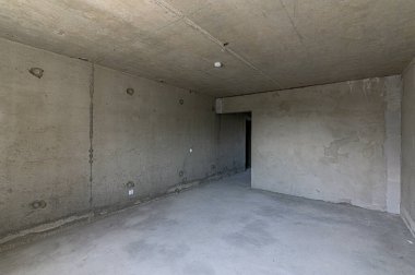 Rusya, Moskova - Mayıs 03, 2020: İçişleri dairesi kendi kendini bitirme için kabataslak onarım. İç dekorasyon, binanın çıplak duvarları, inşaat sahnesi.