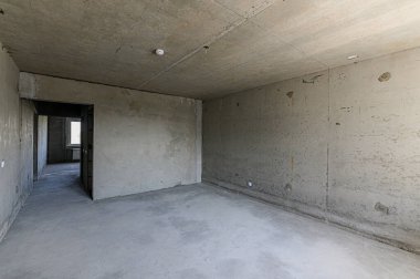 Rusya, Moskova - Mayıs 03, 2020: İçişleri dairesi kendi kendini bitirme için kabataslak onarım. İç dekorasyon, binanın çıplak duvarları, inşaat sahnesi.