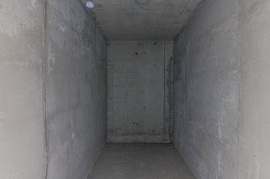 Rusya, Moskova - Mayıs 03, 2020: İçişleri dairesi kendi kendini bitirme için kabataslak onarım. İç dekorasyon, binanın çıplak duvarları, inşaat sahnesi.