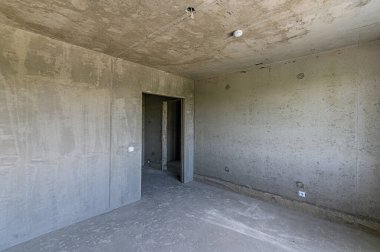 Rusya, Moskova - Mayıs 03, 2020: İçişleri dairesi kendi kendini bitirme için kabataslak onarım. İç dekorasyon, binanın çıplak duvarları, inşaat sahnesi.