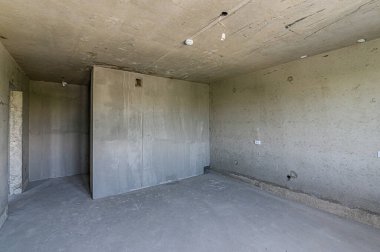 Rusya, Moskova - Mayıs 03, 2020: İçişleri dairesi kendi kendini bitirme için kabataslak onarım. İç dekorasyon, binanın çıplak duvarları, inşaat sahnesi.
