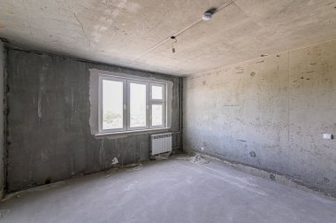 Rusya, Moskova - Mayıs 03, 2020: İçişleri dairesi kendi kendini bitirme için kabataslak onarım. İç dekorasyon, binanın çıplak duvarları, inşaat sahnesi.