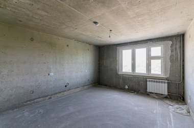 Rusya, Moskova - Mayıs 03, 2020: İçişleri dairesi kendi kendini bitirme için kabataslak onarım. İç dekorasyon, binanın çıplak duvarları, inşaat sahnesi.