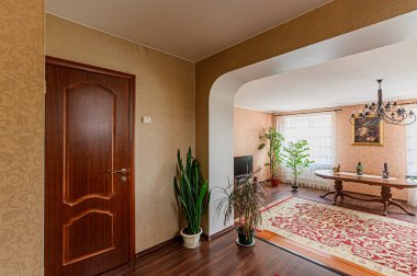 Rusya, Moskova - Mayıs 03, 2020: İç mekan dairesi modern, parlak, rahat atmosfer. Genel temizlik, ev dekorasyonu, satılık ev hazırlığı.