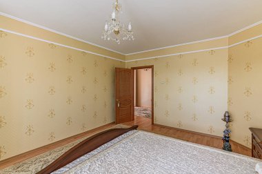 Rusya, Moskova - Mayıs 03, 2020: İç mekan dairesi modern, parlak, rahat atmosfer. Genel temizlik, ev dekorasyonu, satılık ev hazırlığı.