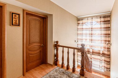 Rusya, Moskova - Mayıs 03, 2020: İç mekan dairesi modern, parlak, rahat atmosfer. Genel temizlik, ev dekorasyonu, satılık ev hazırlığı.