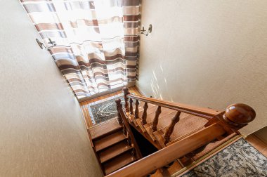 Rusya, Moskova - Mayıs 03, 2020: İç mekan dairesi modern, parlak, rahat atmosfer. Genel temizlik, ev dekorasyonu, satılık ev hazırlığı. Merdivenler, basamaklar