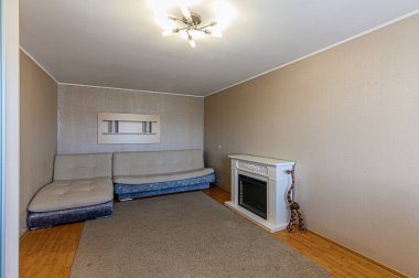 Rusya, Moskova - Mayıs 03, 2020: İç mekan dairesi modern, parlak, rahat atmosfer. Genel temizlik, ev dekorasyonu, satılık ev hazırlığı.