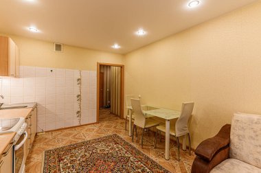 Rusya, Moskova - Mayıs 03, 2020: İç mekan dairesi modern, parlak, rahat atmosfer. Genel temizlik, ev dekorasyonu, satılık ev hazırlığı.