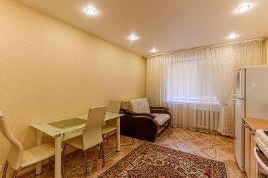 Rusya, Moskova - Mayıs 03, 2020: İç mekan dairesi modern, parlak, rahat atmosfer. Genel temizlik, ev dekorasyonu, satılık ev hazırlığı.