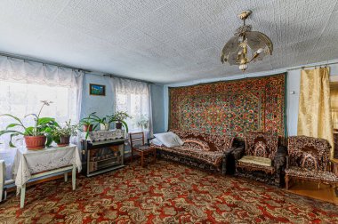 Rusya, Moskova - Mayıs 03, 2020: İç mekan dairesi modern, parlak, rahat atmosfer. 70lerin 80 'lerinin modern tasarımı.