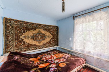 Rusya, Moskova - Mayıs 03, 2020: İç mekan dairesi modern, parlak, rahat atmosfer. 70lerin 80 'lerinin modern tasarımı.