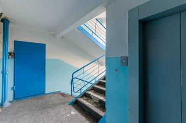 Rusya, Moskova... 3 Mayıs 2020: iç mekan, ev girişi. Kapılar, duvarlar, merdivenler