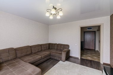 Rusya, Moskova - Mayıs 03, 2020: İç mekan dairesi modern, parlak, rahat atmosfer. Genel temizlik, ev dekorasyonu, satılık ev hazırlığı.