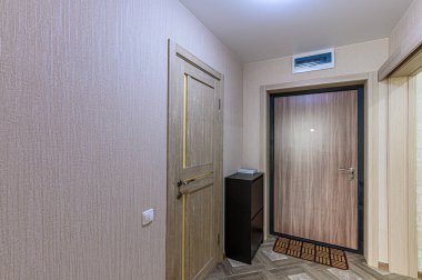 Rusya, Moskova - Mayıs 03, 2020: İç mekan dairesi modern, parlak, rahat atmosfer. oda kapıları, yenileme koridoru lobi girişi