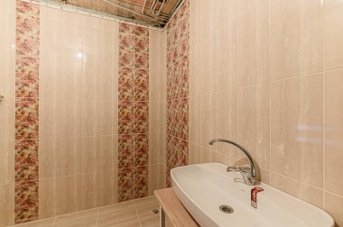 Rusya, Moskova - Mayıs 03, 2020: Kendi kendini bitirme için iç kabataslak onarım. İç dekorasyon, binanın çıplak duvarları, inşaat sahnesi.